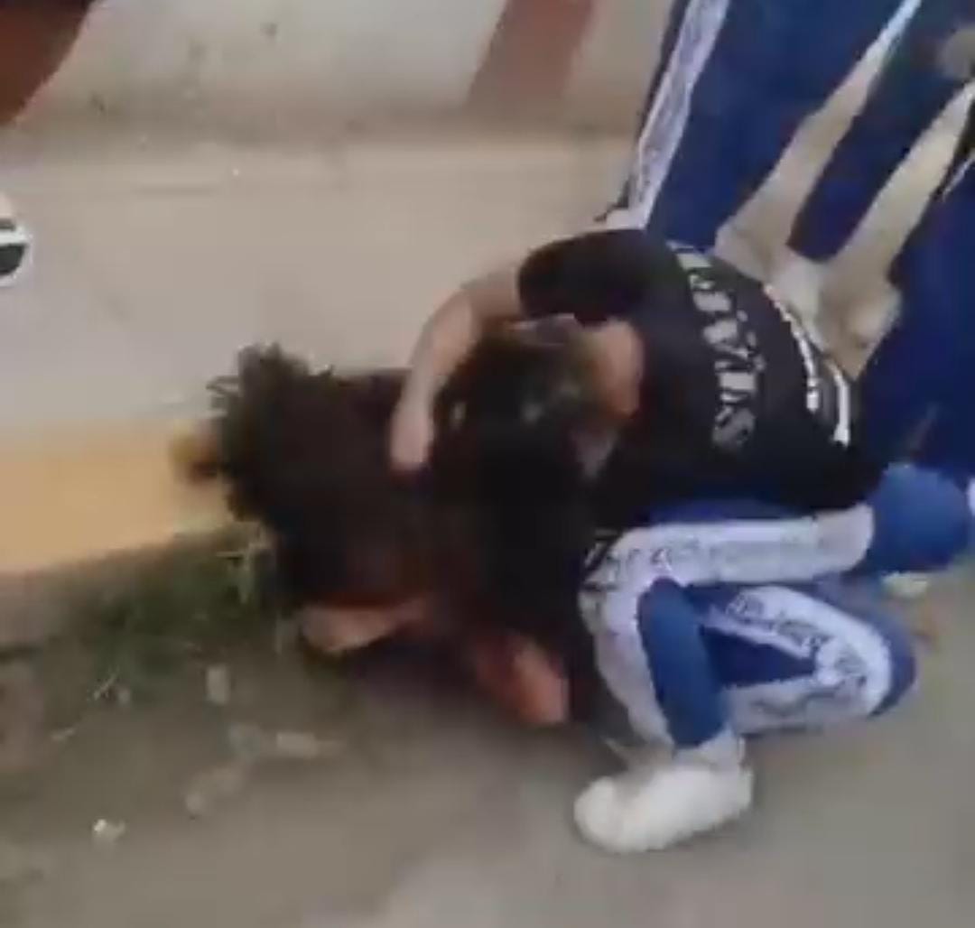 ALUMNAS SE LÍAN A GOLPES EN LOS EXTERIORES DE SU PLANTEL