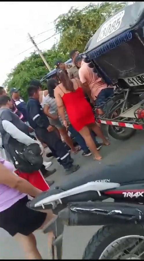Choque entre motocicleta y automóvil deja dos policías heridos