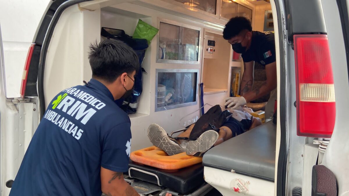 JOVEN ES ATACADO POR SICARIOS EN SU VIVIENDA Y RECIBE UN DISPARO EN LA ESPALDA