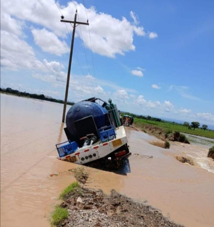 Camión cisterna queda atascado en campos agrícolas