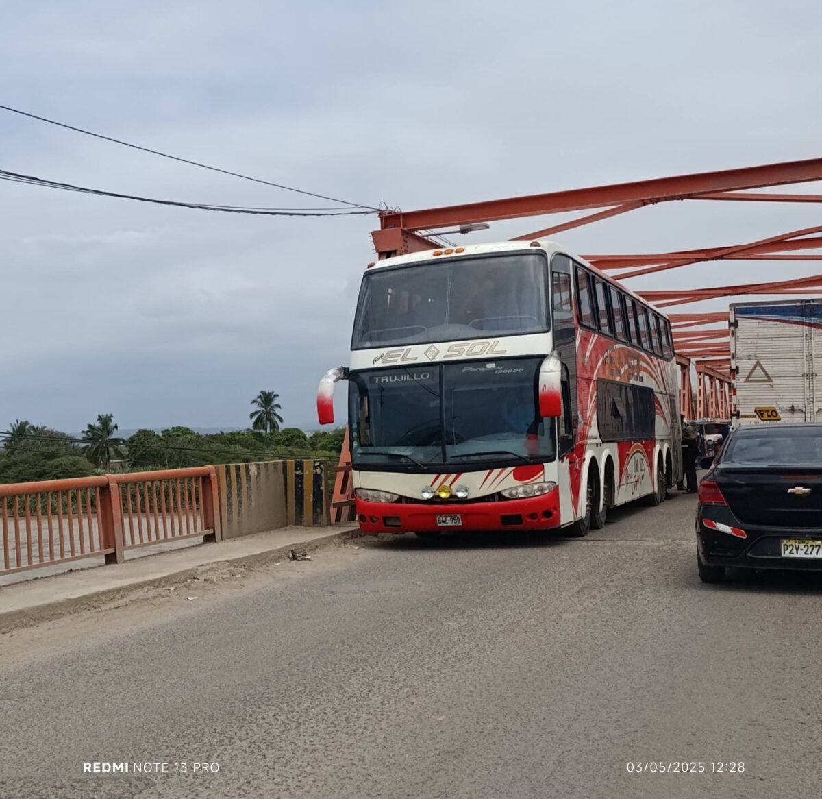 Bus malogrado de la empresa El Sol provoca gran congestión vehicular en el Puente Tumbes