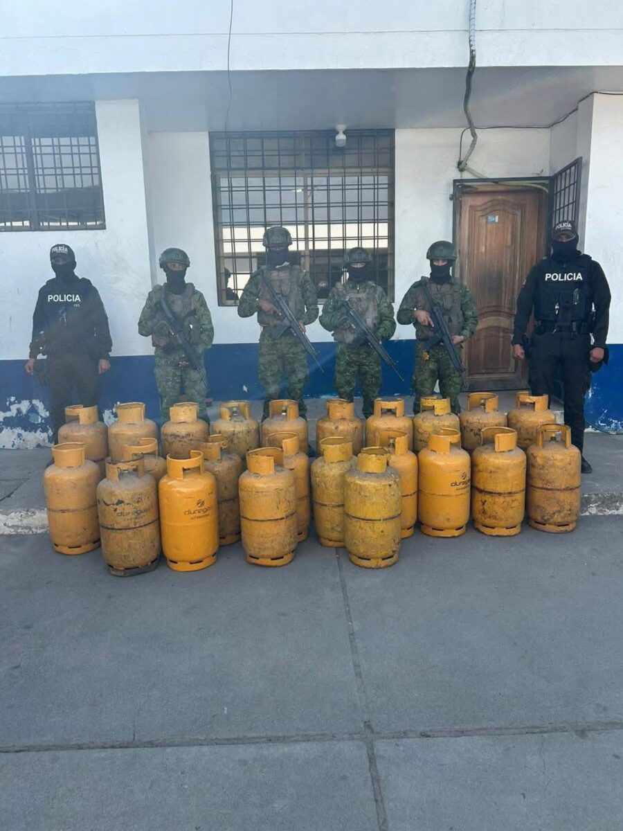 Militares ecuatorianos decomisan 23 cilindros de gas en la frontera