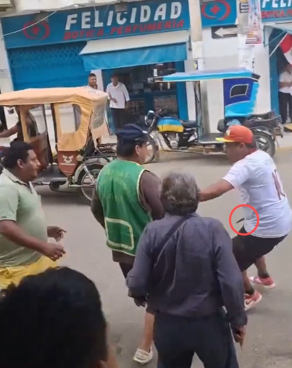 Ambulante intenta apuñalar a rival en plena pelea callejera