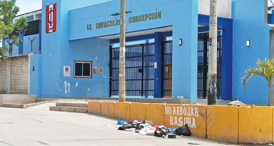 ALMACENAN CÚMULOS DE BASURA EN LOS EXTERIORES DE COLEGIOS PÚBLICOS