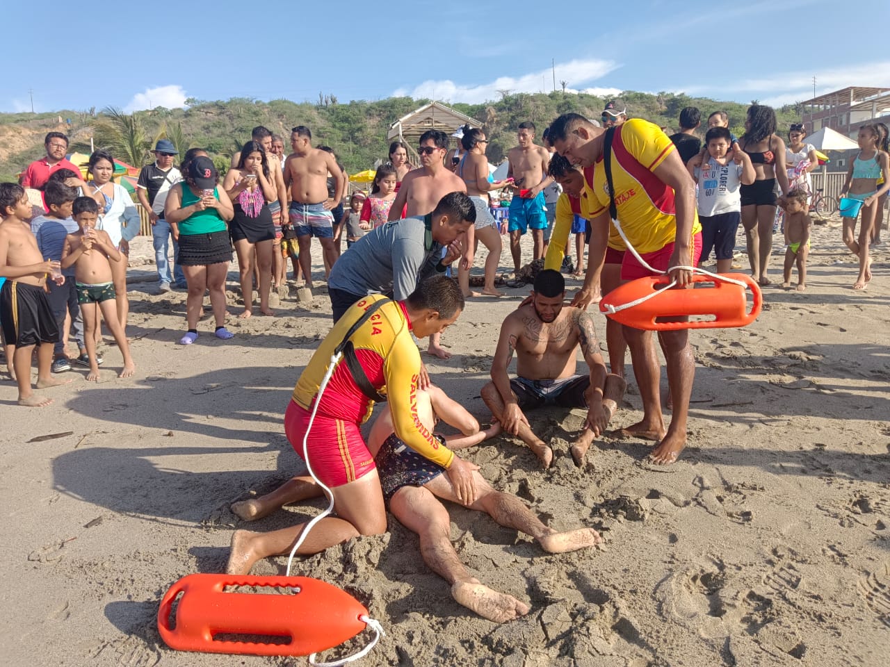 Rescatan a dos bañistas de morir ahogados en la playa de Zorritos