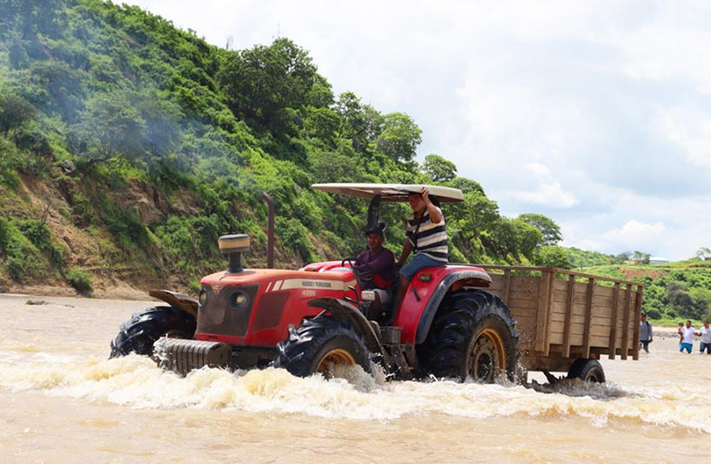 Población aislada por inundaciones logra transportar sus cosechas con ayuda del MIDAGRI
