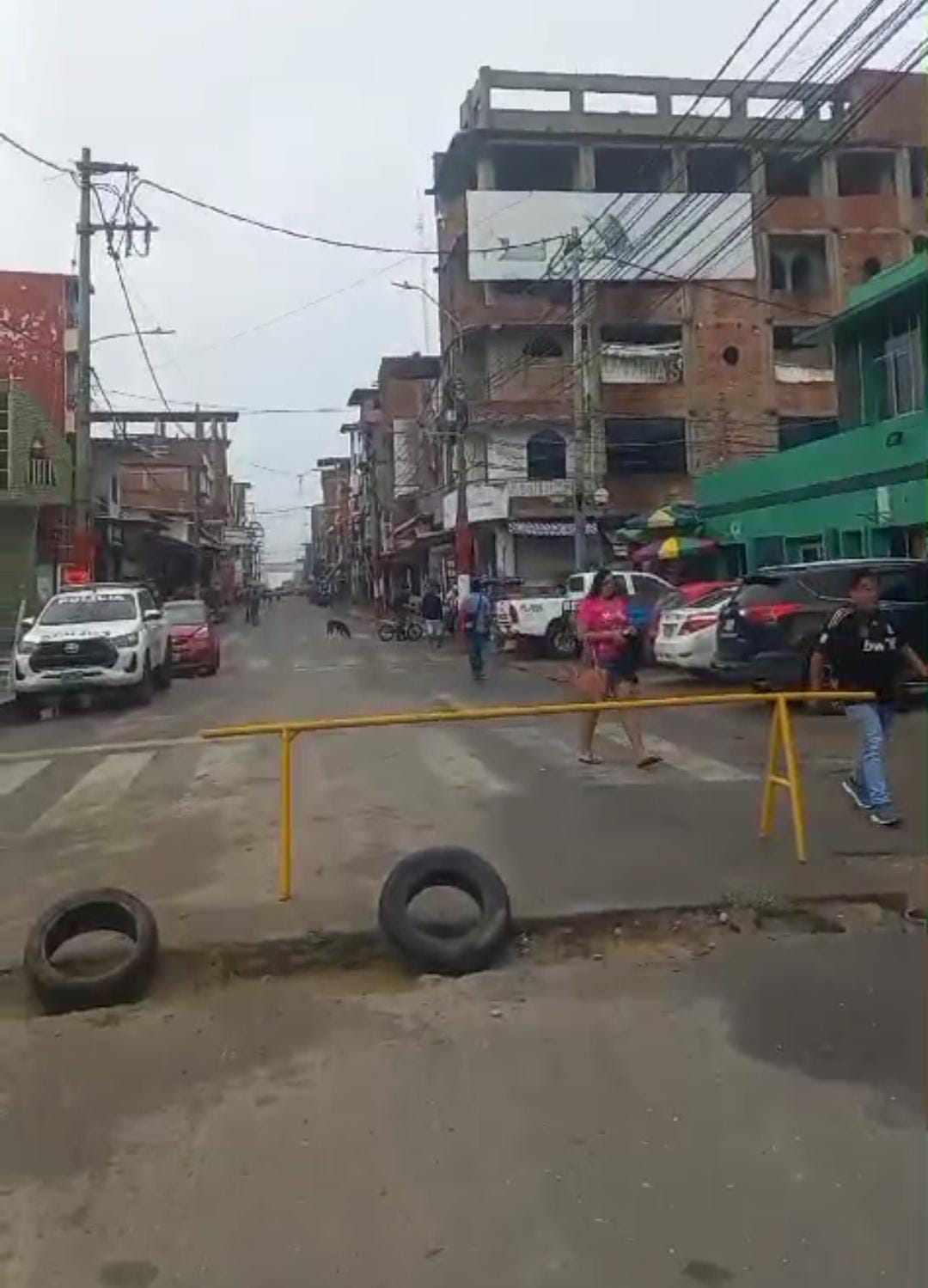 Vecinos y comerciantes del distrito de Aguas Verdes piden reparar enorme hueco ubicado en la principal avenida de la localidad 