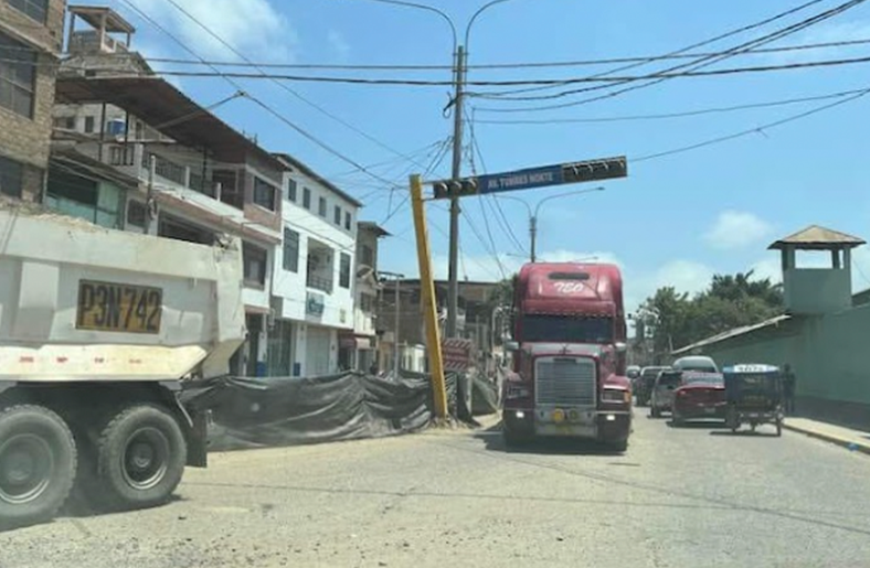 Semáforo queda a punto de desplomarse tras accidente
