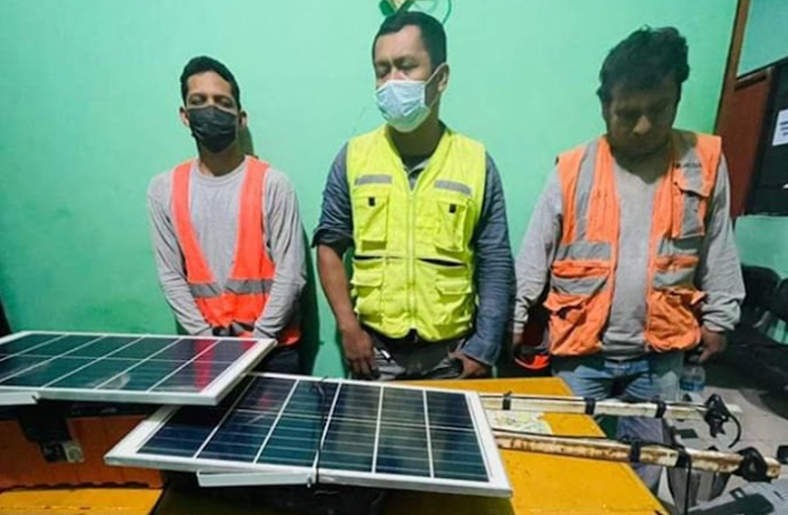 Capturan a 3 personas por aparentemente intentar hurtar reflectores de panel publicitario