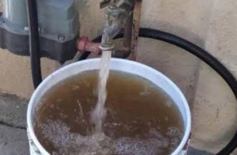 «Agua de Porquería» reciben los vecinos del barrio El Pacífico