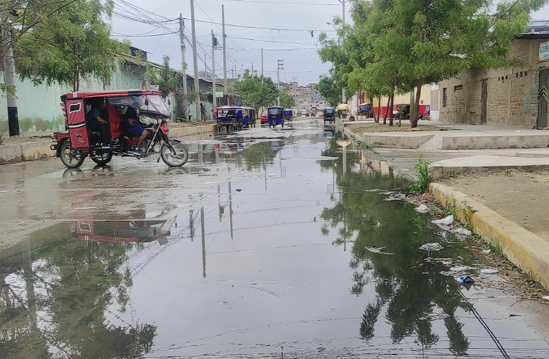 Reportan desborde de buzón en intersección de calles 24 de Julio con Delicias