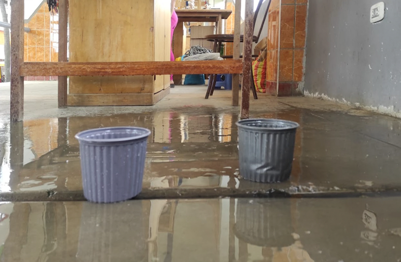 Artesanos son afectados por tubería rota que crea inundaciones en el lugar
