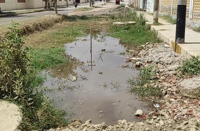 Calle La Marina de Tumbes permanece inundada de aguas residuales