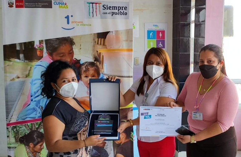 Premian a ganadora de concurso de cuentos organizado por Cuna Más